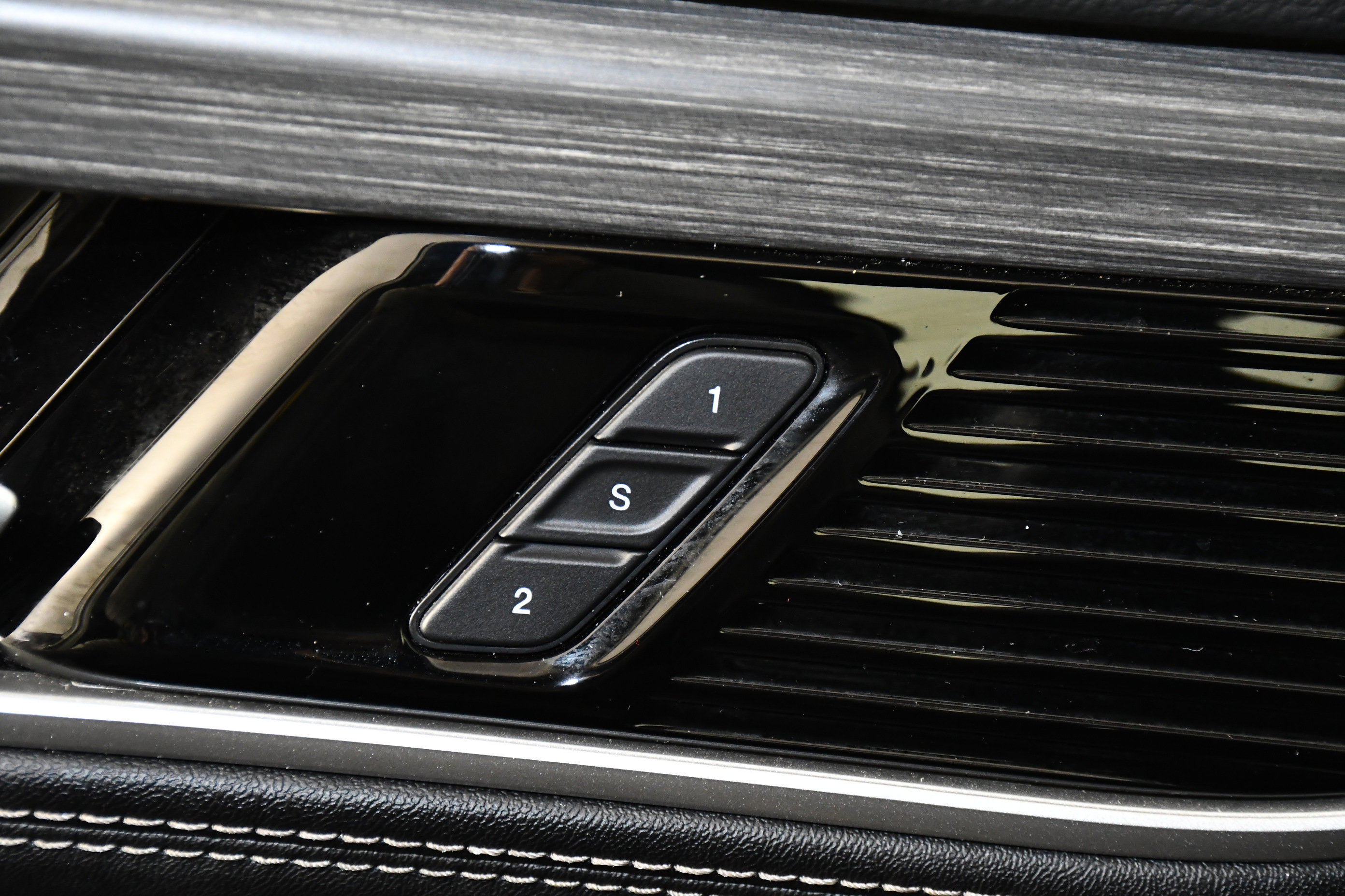 Used 2024 Jeep Wagoneer Series III AWD/4WD image 36