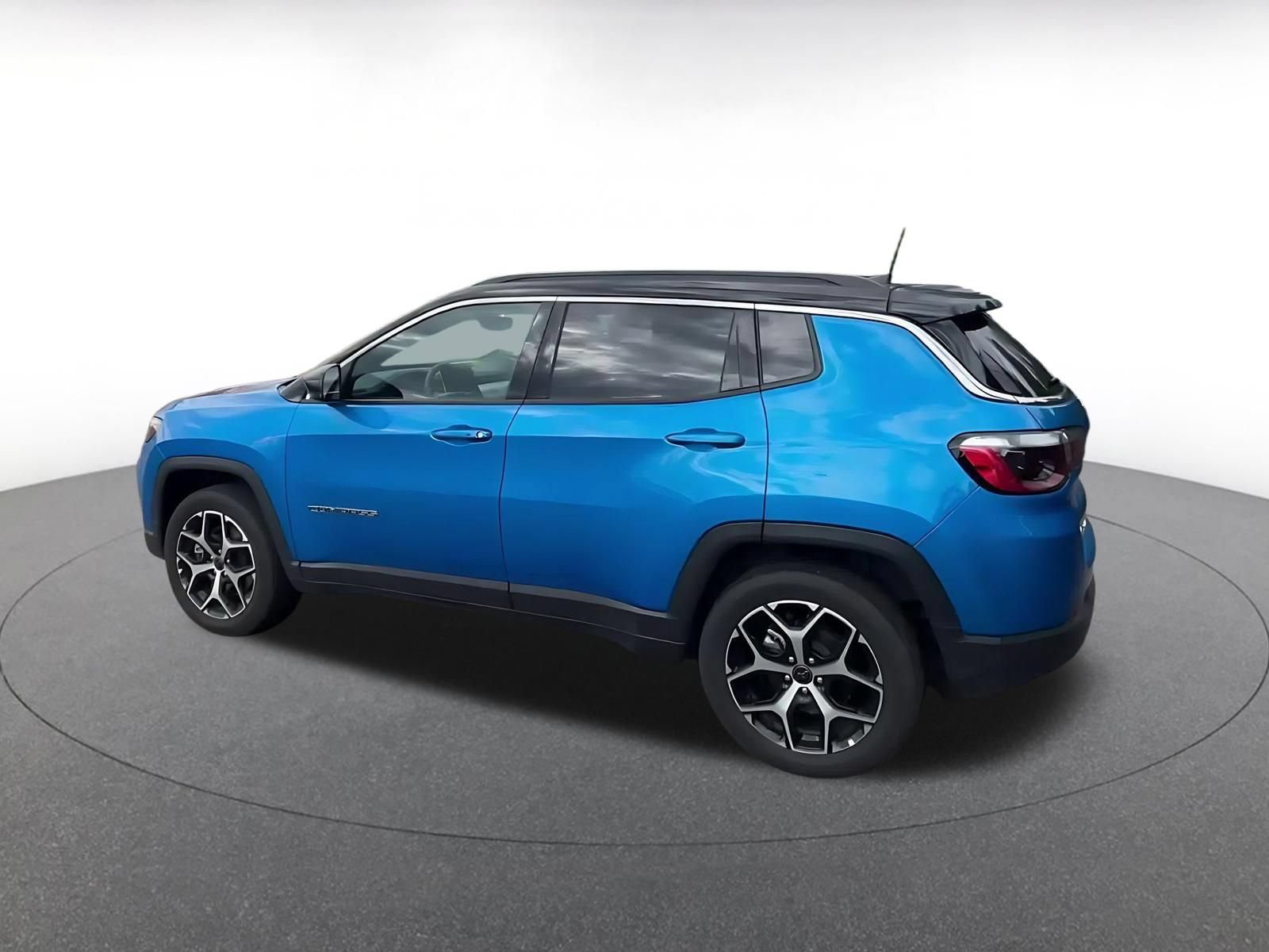 Used 2025 Jeep Compass Limited AWD/4WD image 4