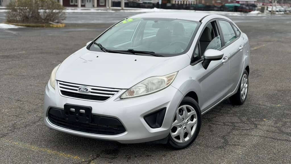 Used 2012 Ford Fiesta SE w/ Winter Pkg FWD image 2