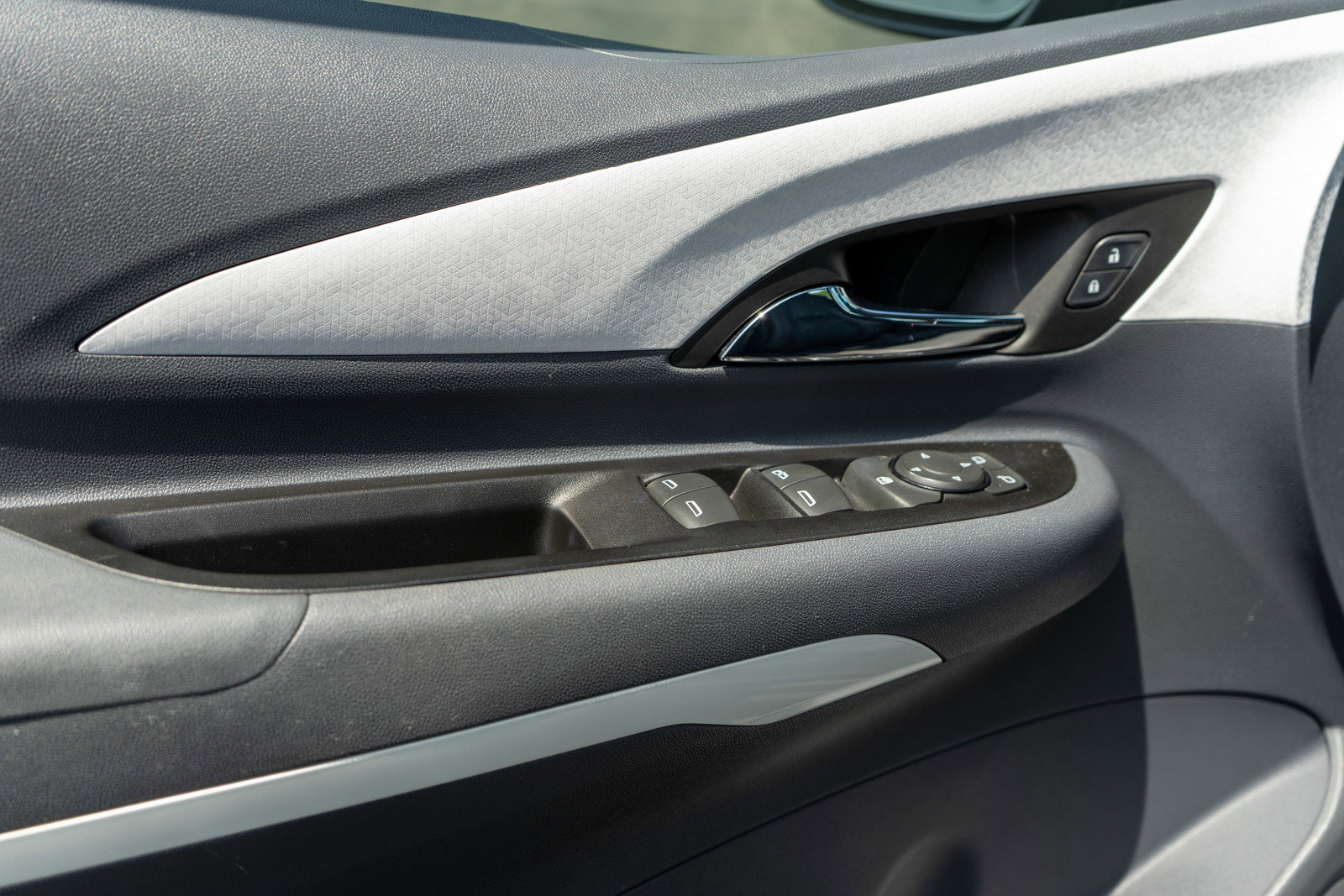 Used 2019 Chevrolet Bolt Premier w/ Infotainment Package FWD image 13