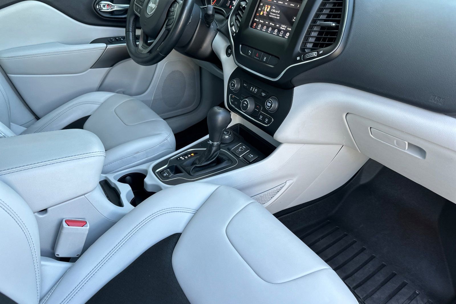 Used 2021 Jeep Cherokee Latitude Plus AWD/4WD image 16