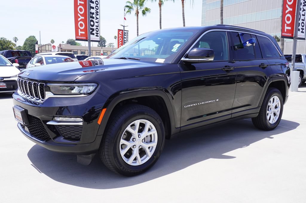 Used 2023 Jeep Grand Cherokee Limited w/ Trailer Tow Prep Group (B) AWD/4WD image 4