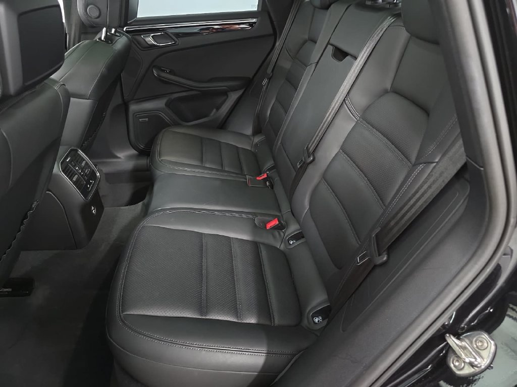 Certified 2024 Porsche Macan S AWD/4WD image 27