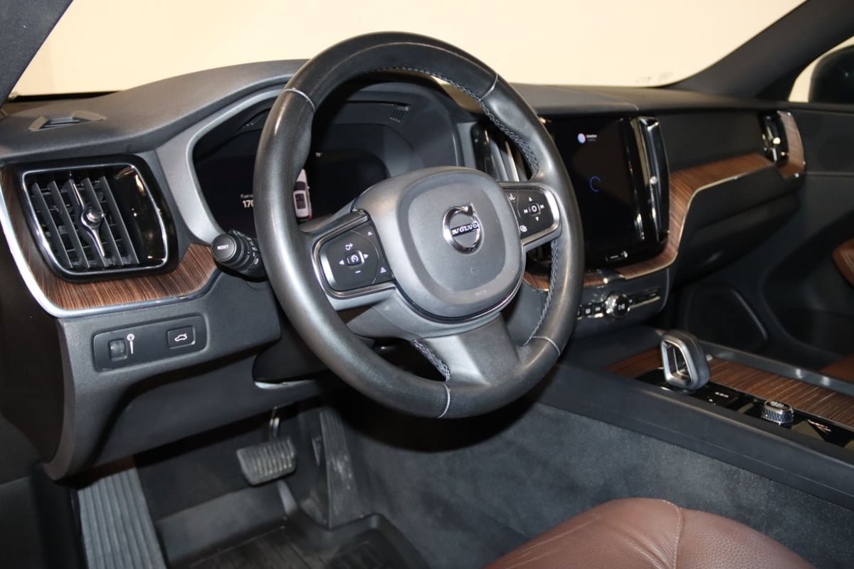 Used 2022 Volvo XC60 B5 Momentum w/ Advanced Package AWD/4WD image 36