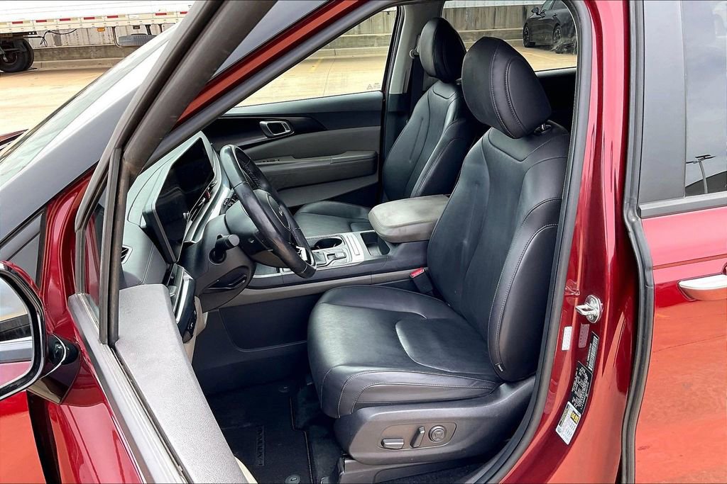 Used 2025 Kia Carnival image 24