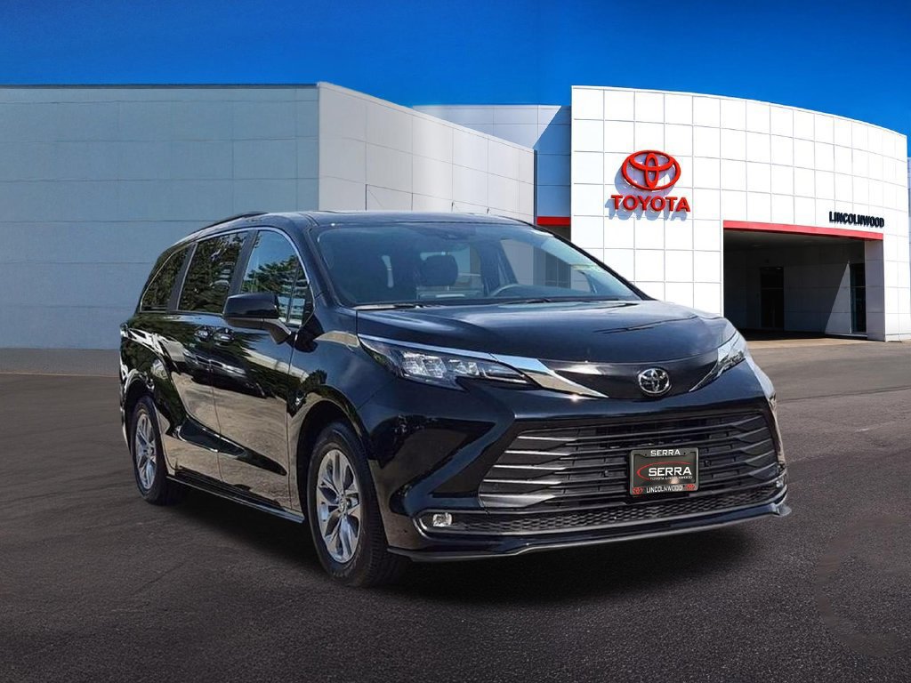Used 2026 Toyota Sienna XLE FWD image 9