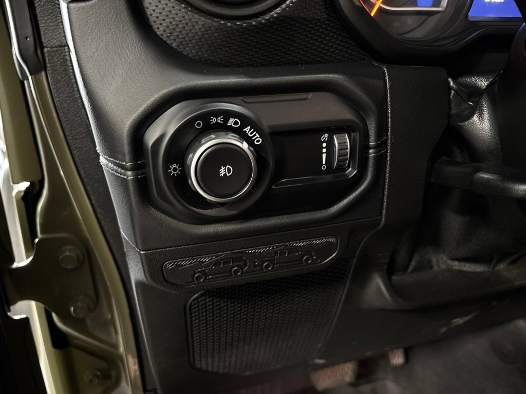 Used 2025 Jeep Wrangler Unlimited Rubicon AWD/4WD image 13