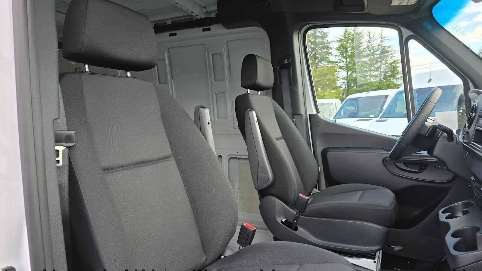 Used 2025 Mercedes-Benz Sprinter 2500 image 13
