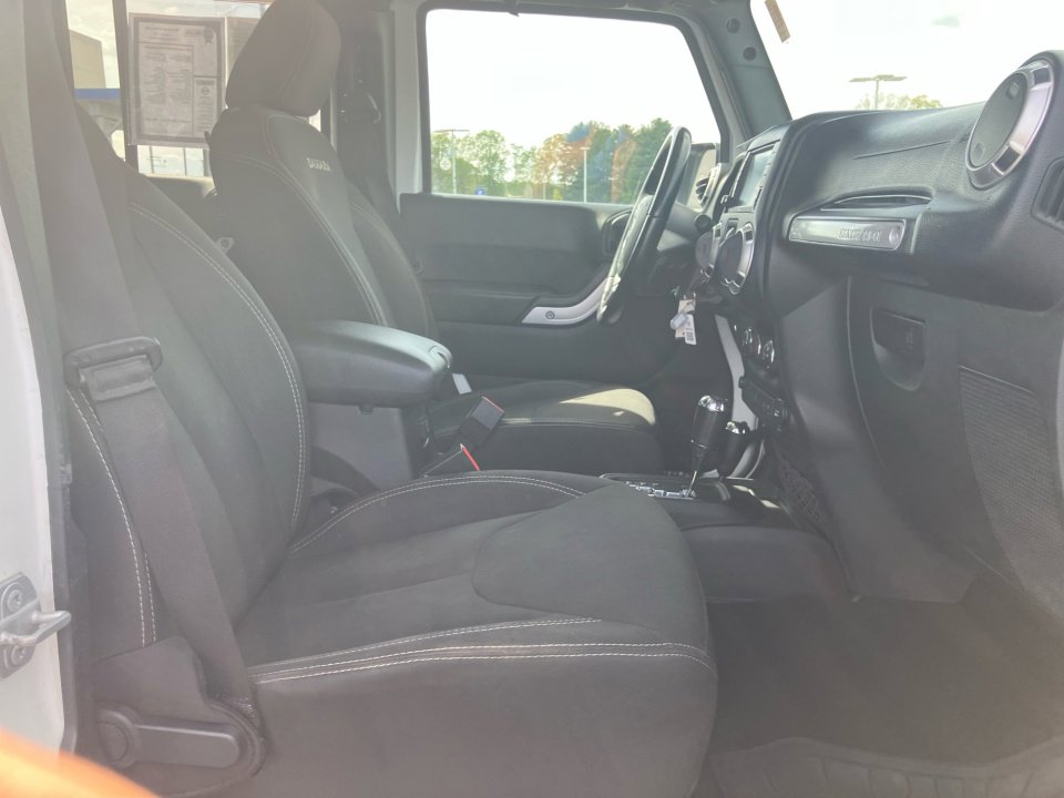 Used 2017 Jeep Wrangler Unlimited Sahara w/ Connectivity Group image 32
