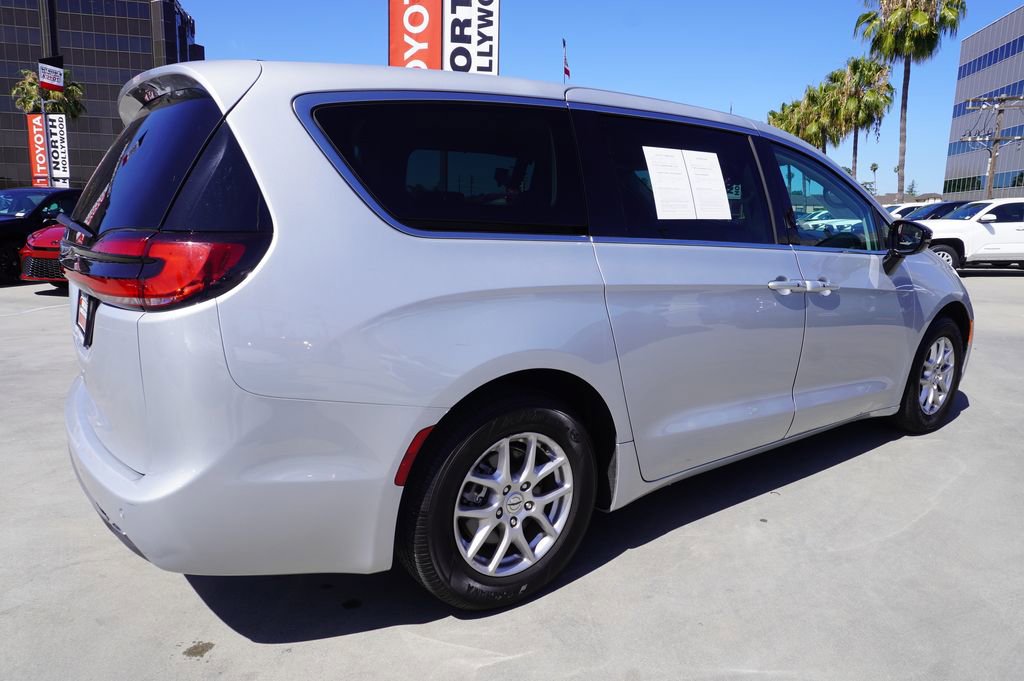 Used 2024 Chrysler Pacifica Touring-L FWD image 7