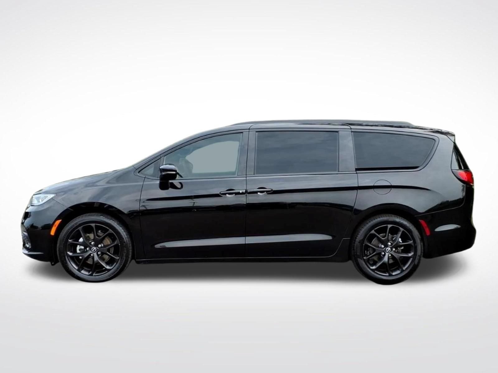 Used 2026 Chrysler Pacifica Limited w/ S Appearance Package FWD image 2