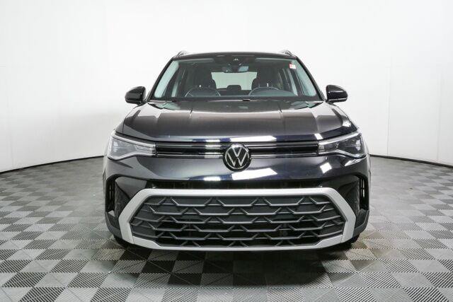 Used 2025 Volkswagen Taos SE w/ Panoramic Sunroof Package FWD image 33