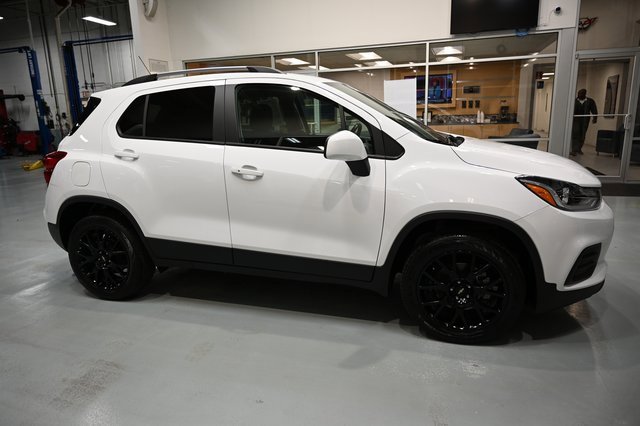 Used 2022 Chevrolet Trax LT w/ Driver Confidence Package image 4