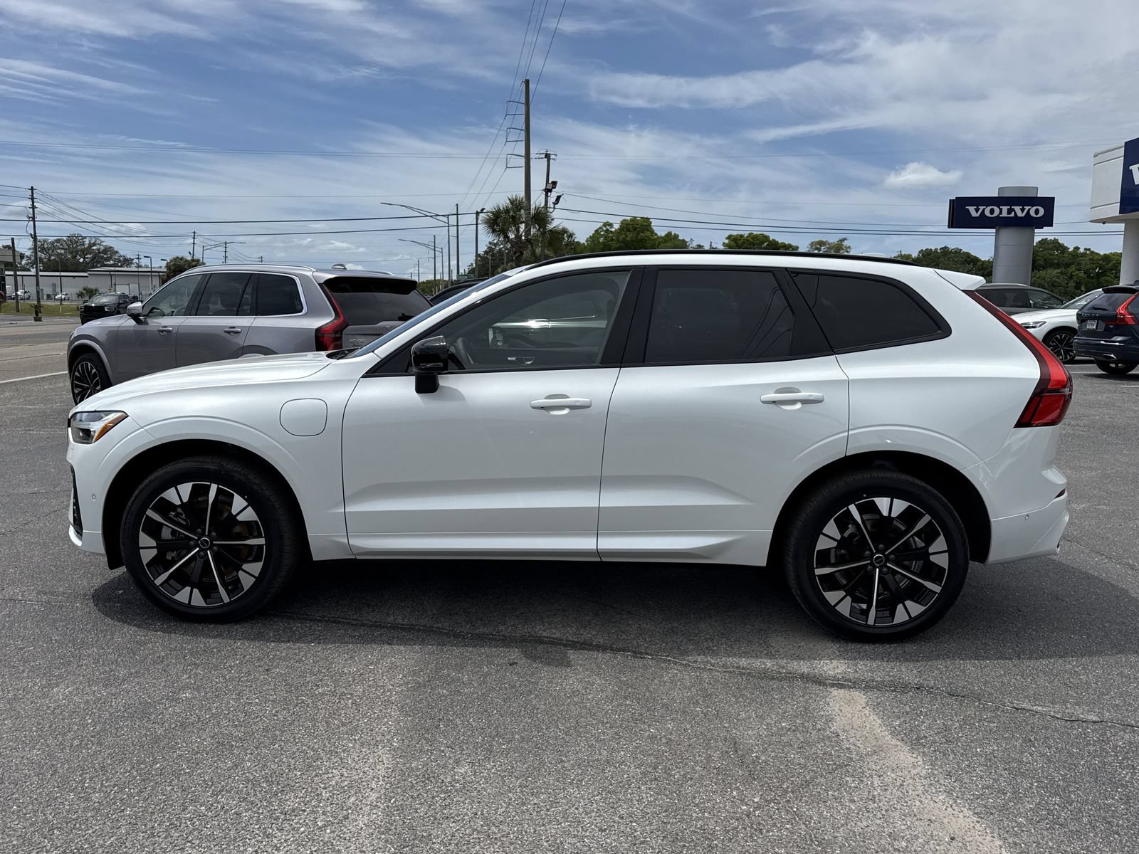 New 2026 Volvo XC60 T8 Plus w/ Protection Package Premier AWD/4WD image 2