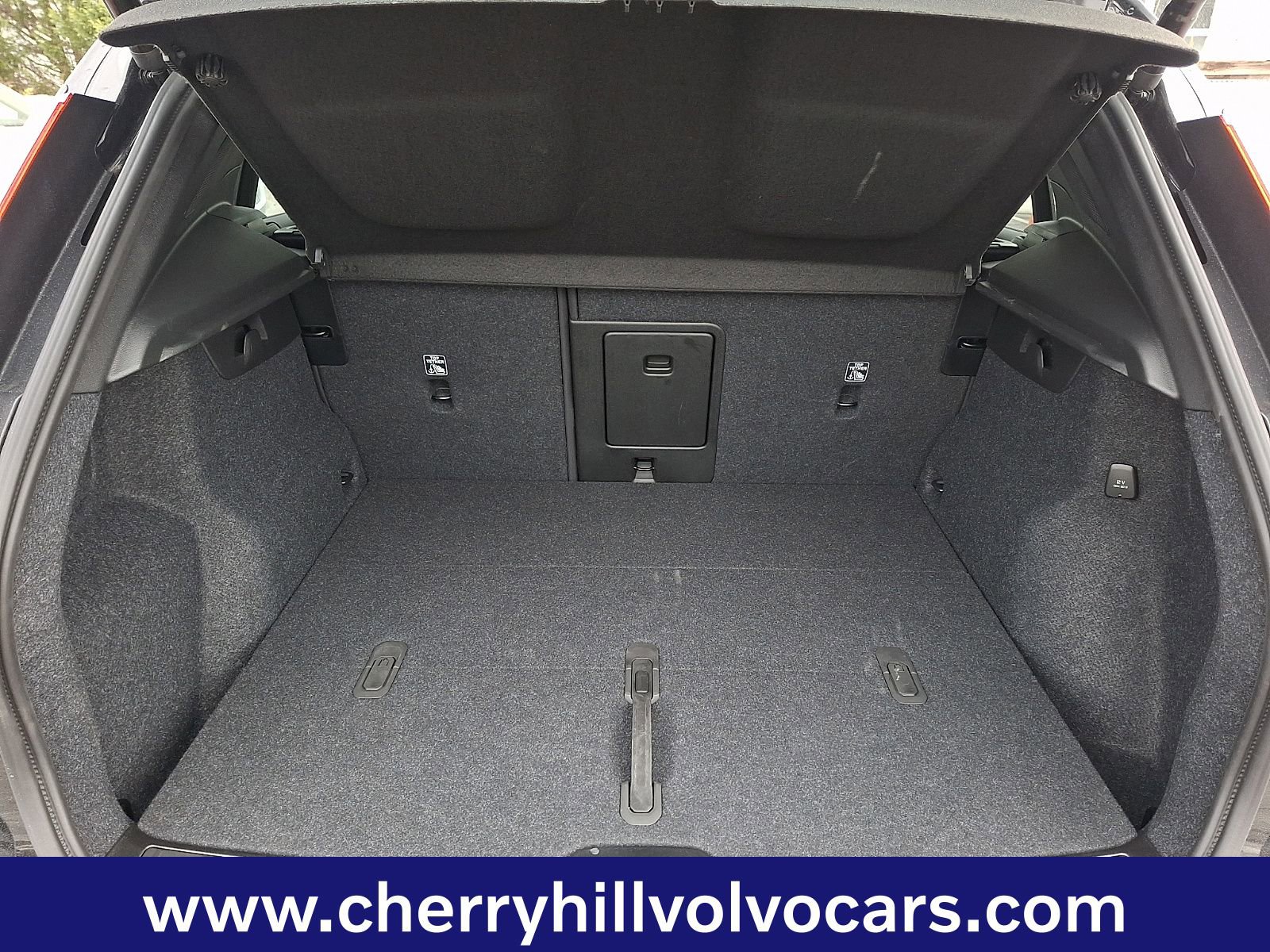 Certified 2025 Volvo XC40 B5 Ultra w/ Climate Package image 30