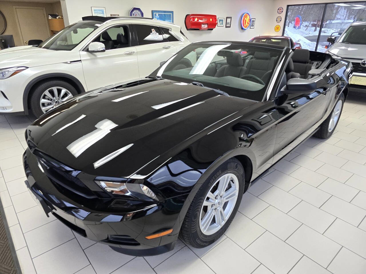 Used 2012 Ford Mustang Convertible image 1