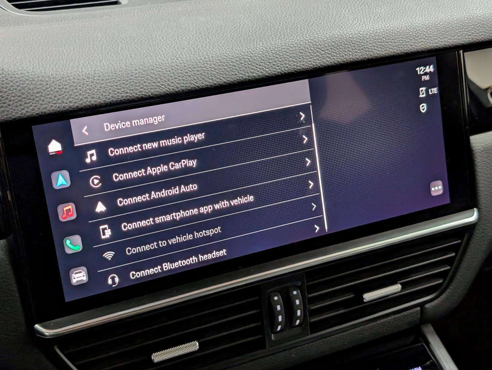 Used 2022 Porsche Cayenne Platinum Edition w/ Premium Package image 38