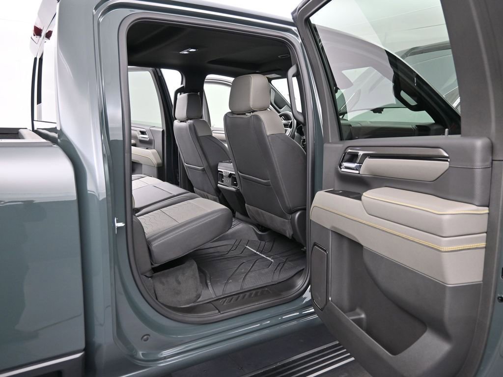 Used 2025 Chevrolet Silverado 2500 ZR2 w/ Technology Package image 11