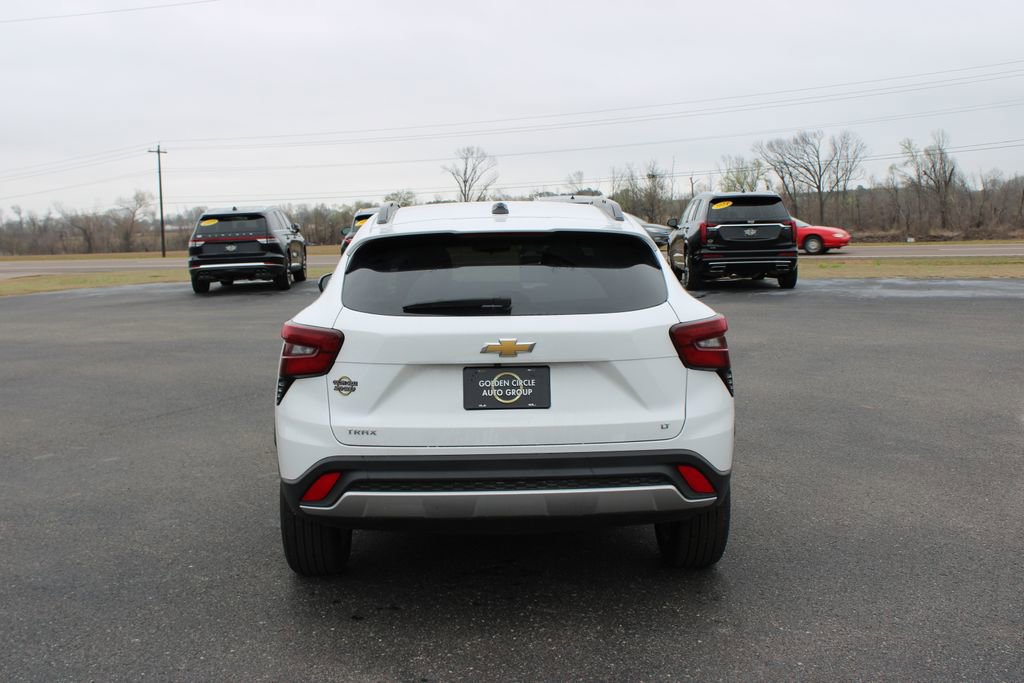 Used 2025 Chevrolet Trax LT w/ LT Convenience Package image 8