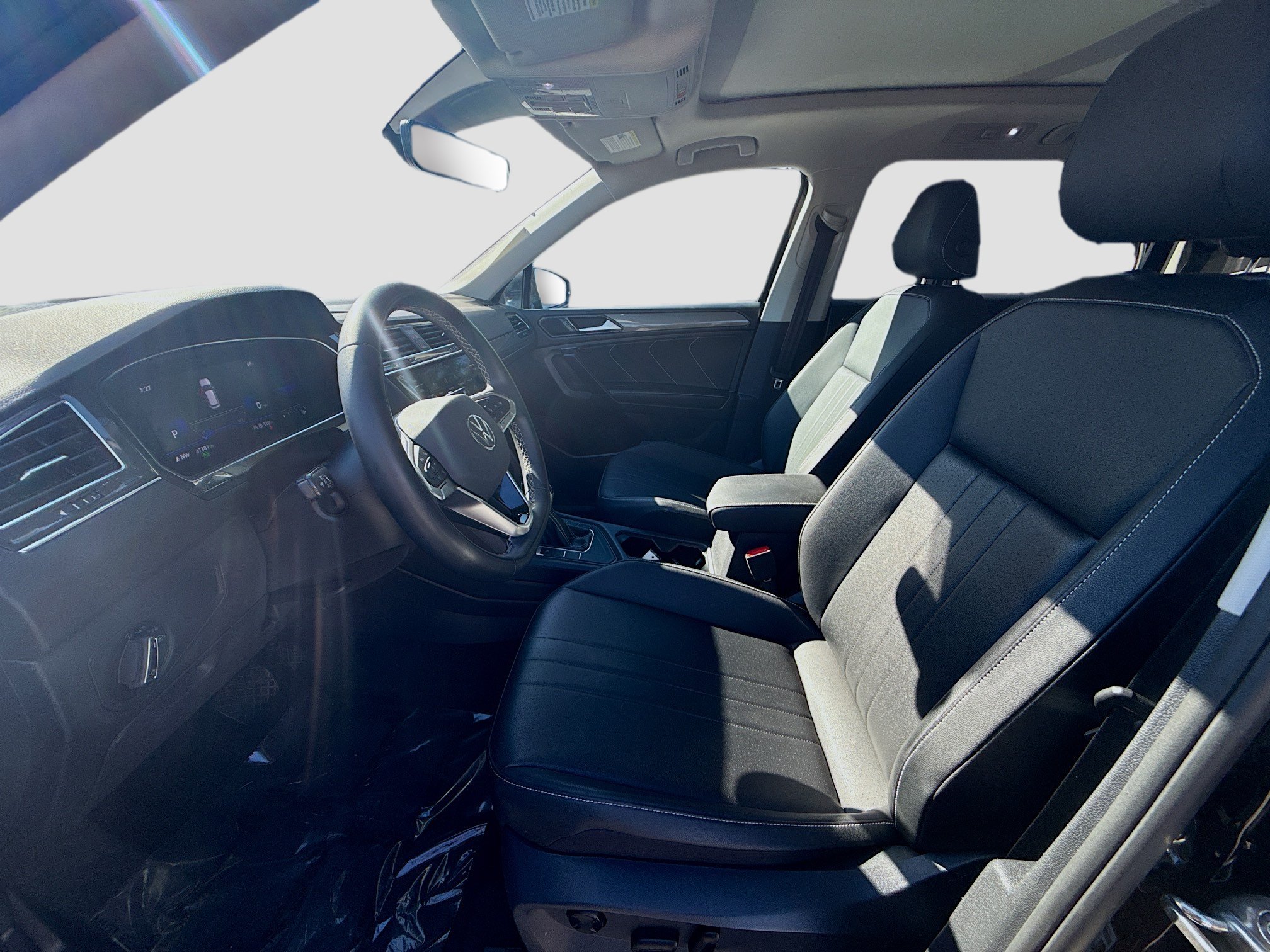 Used 2023 Volkswagen Tiguan SE w/ Panoramic Sunroof Package FWD image 18