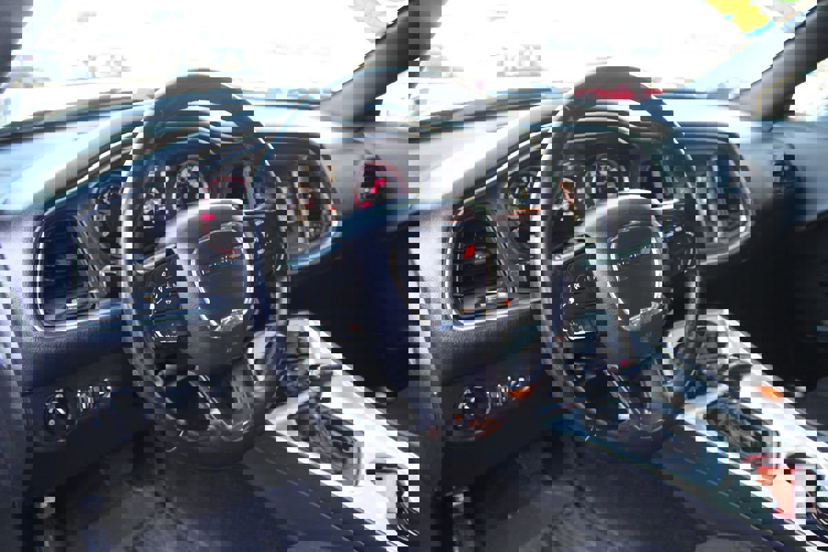 Used 2016 Dodge Challenger SXT image 14