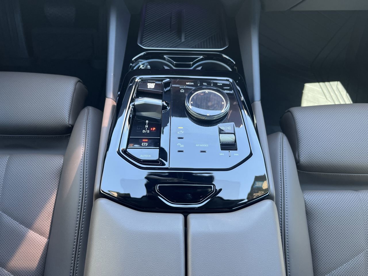 Certified 2025 BMW 530i w/ Premium Package image 28