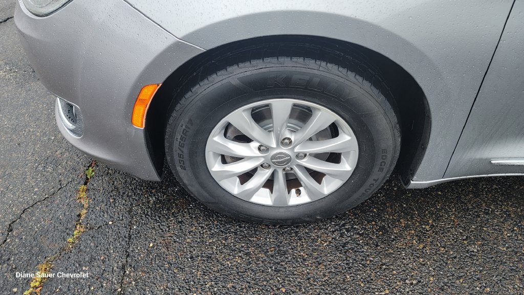 Used 2018 Chrysler Pacifica Touring-L FWD image 6