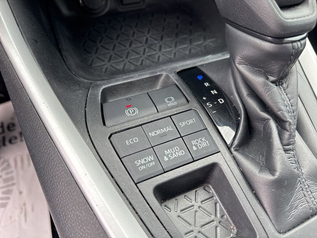 Used 2020 Toyota RAV4 LE w/ All Weather Liner Package AWD/4WD image 24