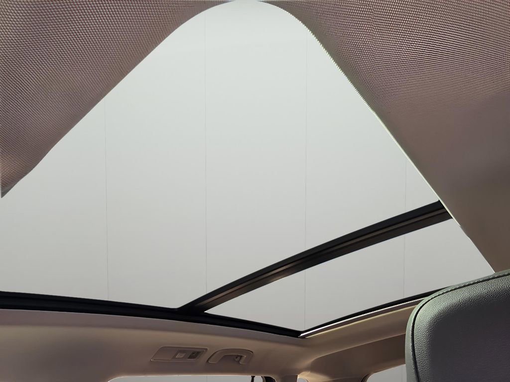 Used 2021 Volkswagen Tiguan SE w/ Panoramic Sunroof Package image 22