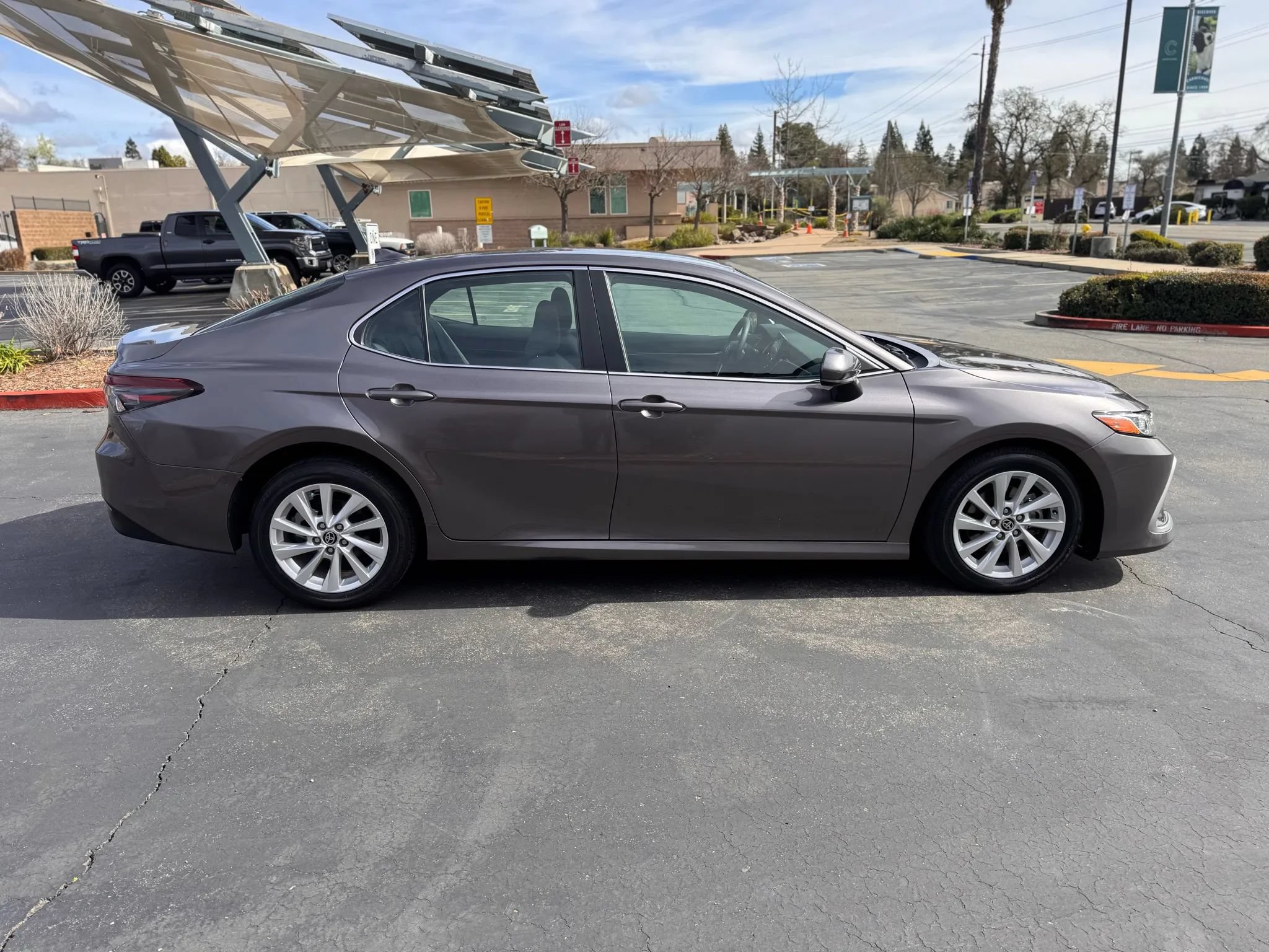 Used 2022 Toyota Camry LE FWD image 7