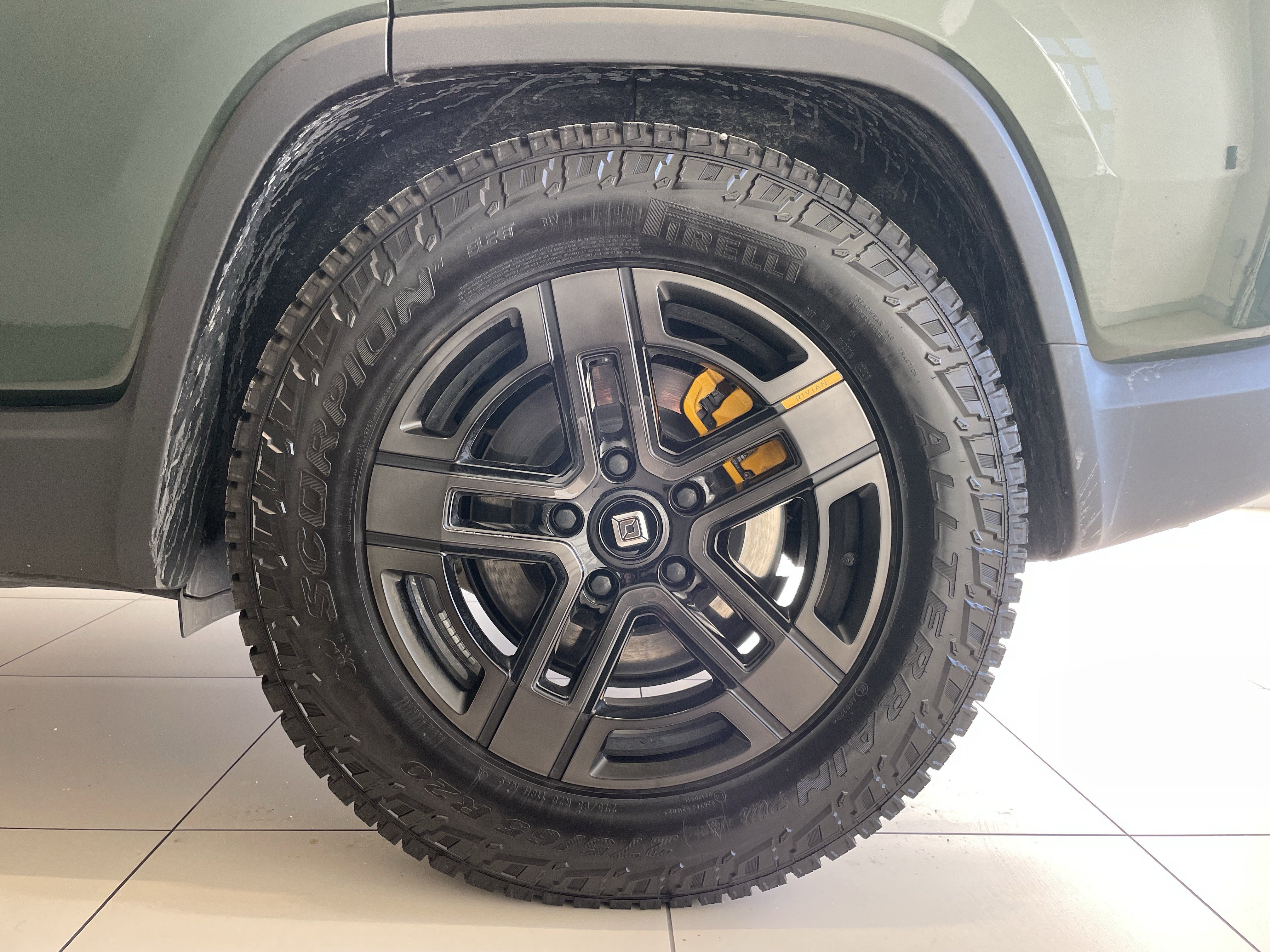 Used 2025 Rivian R1S Premium image 10