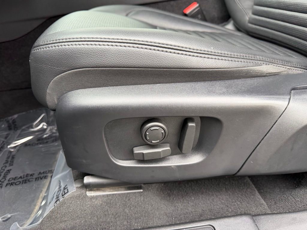 Used 2023 Land Rover Discovery Sport SE image 16