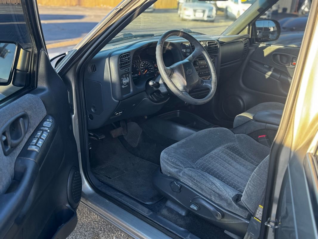 Used 2002 Chevrolet Blazer LS w/ Preferred Equipment Group image 27