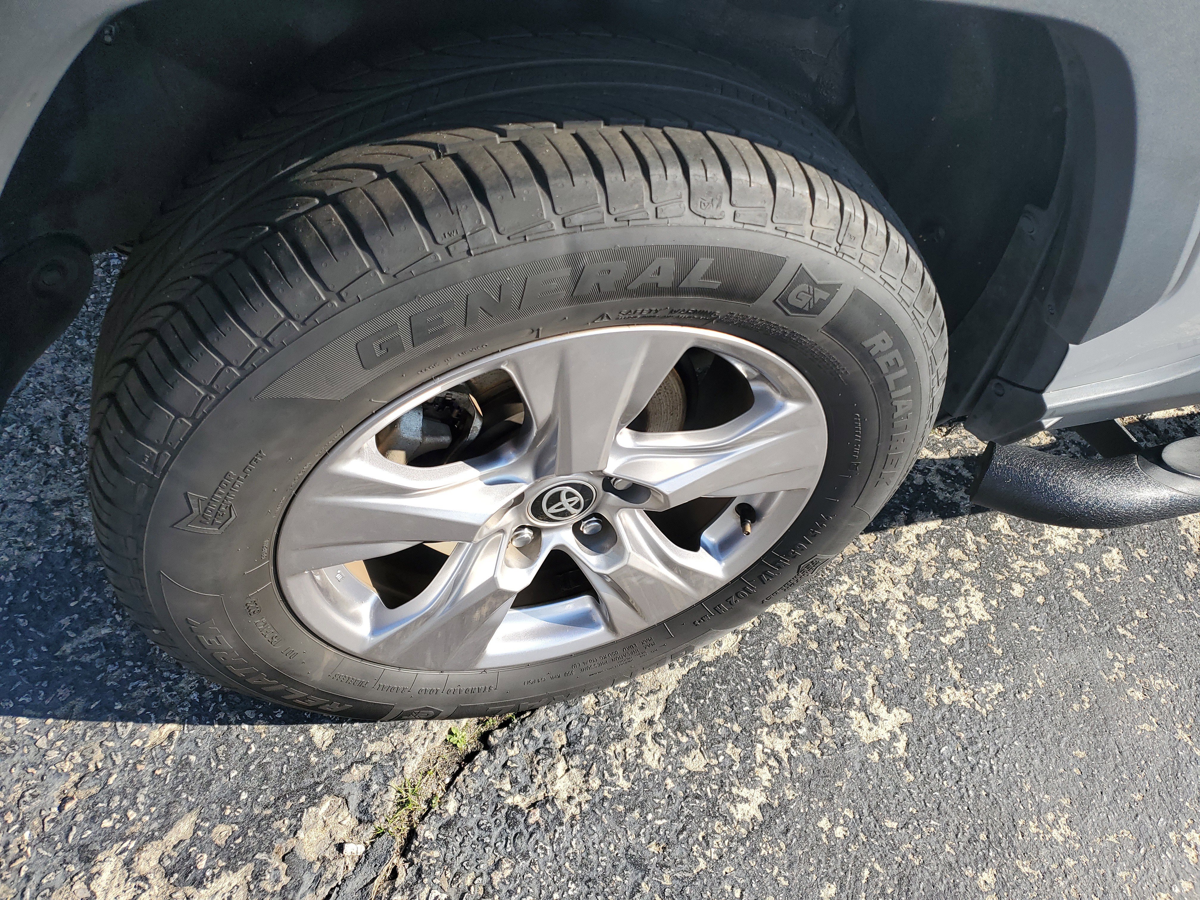 Used 2022 Toyota RAV4 XLE image 7