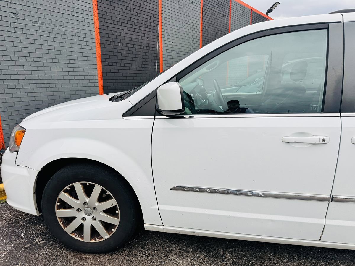 Used 2016 Chrysler Town & Country Touring FWD image 10