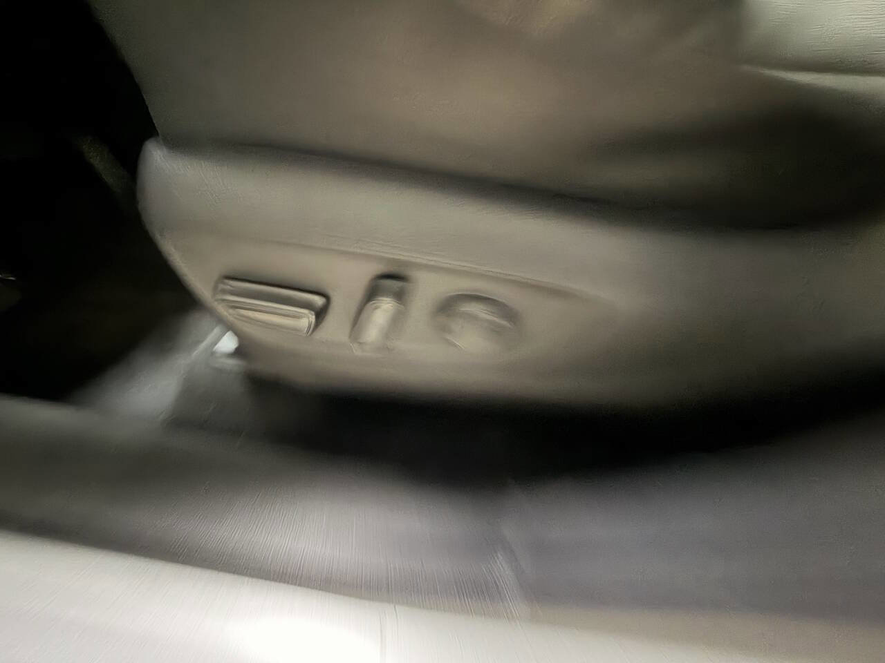 Used 2023 Toyota Highlander XLE image 3