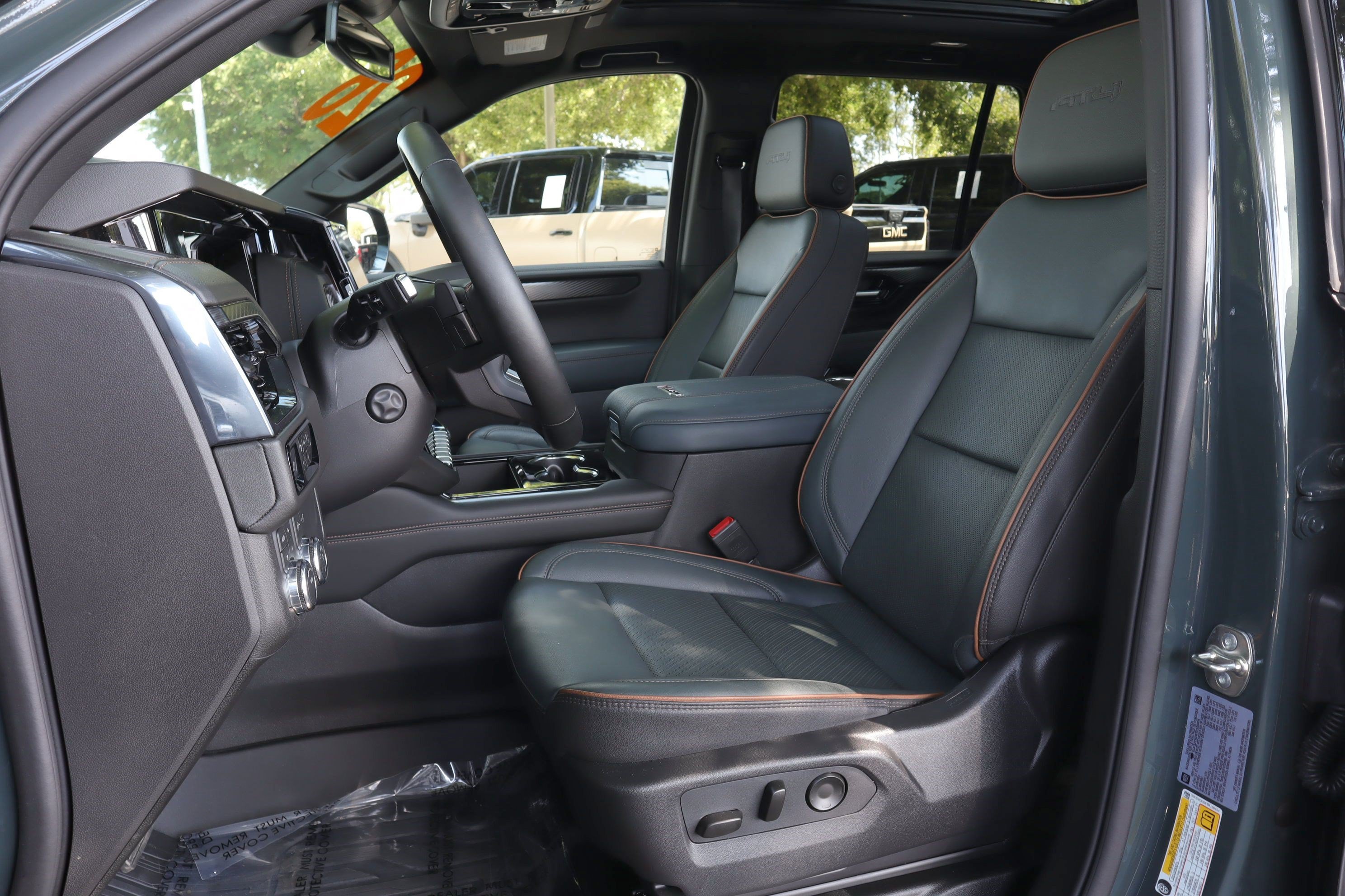 Used 2026 GMC Yukon AT4 AWD/4WD image 9