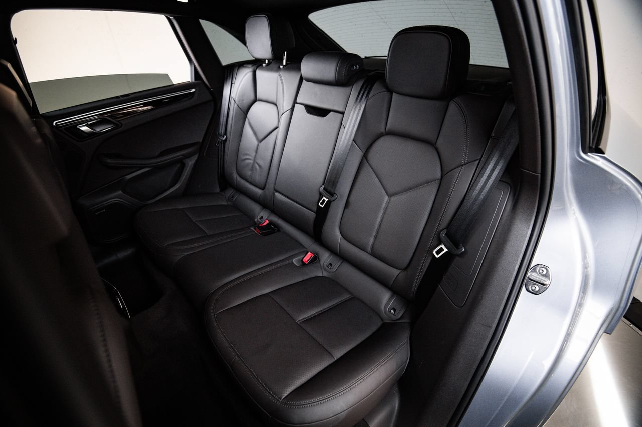 Certified 2024 Porsche Macan AWD/4WD image 24
