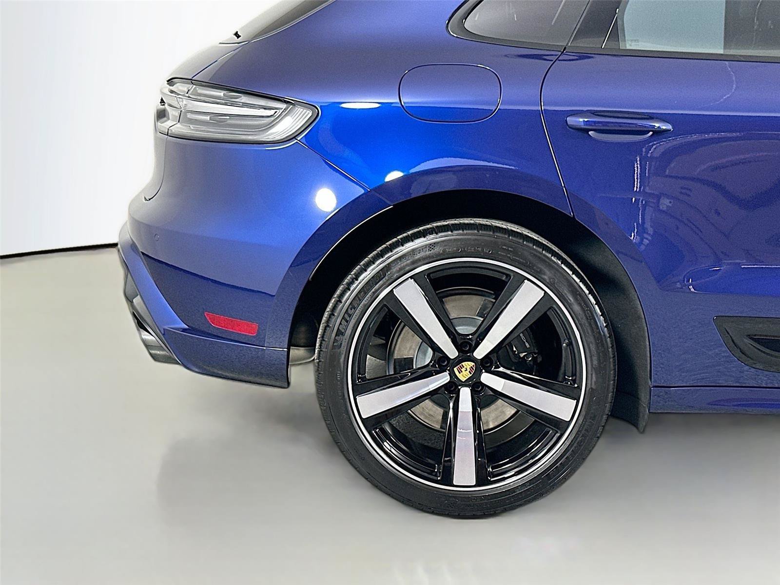Certified 2025 Porsche Macan GTS AWD/4WD image 13