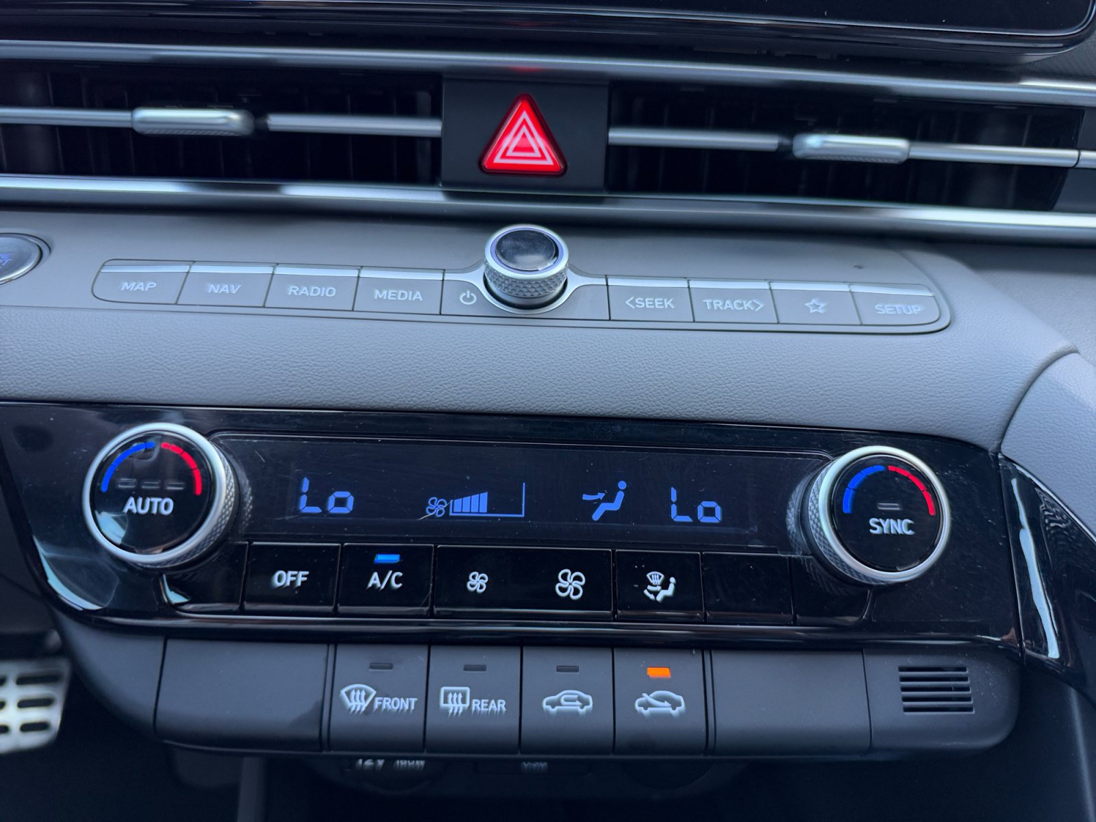 Certified 2025 Hyundai Elantra SEL FWD image 10