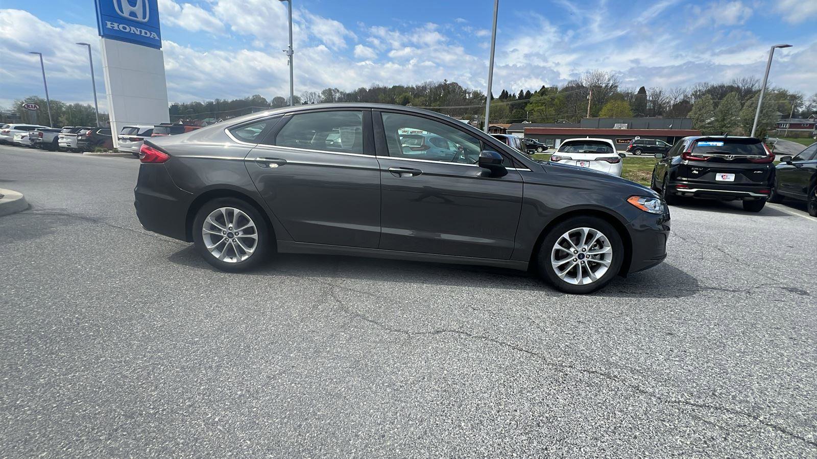Used 2019 Ford Fusion SE image 3