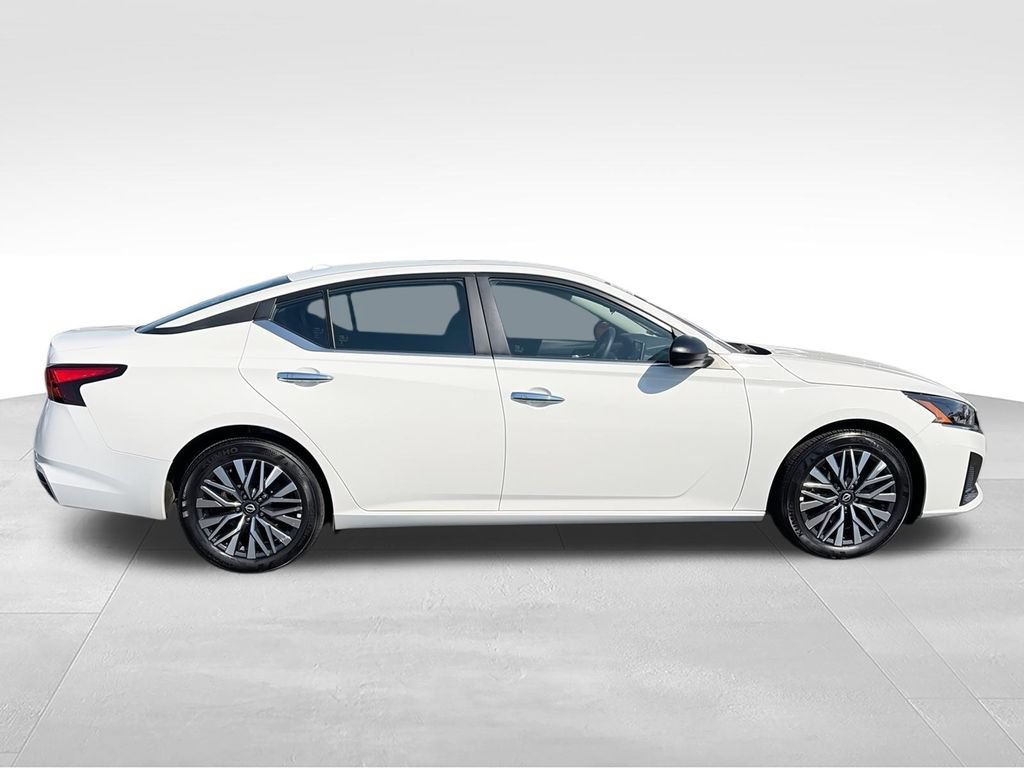 Used 2025 Nissan Altima 2.5 SV FWD image 10