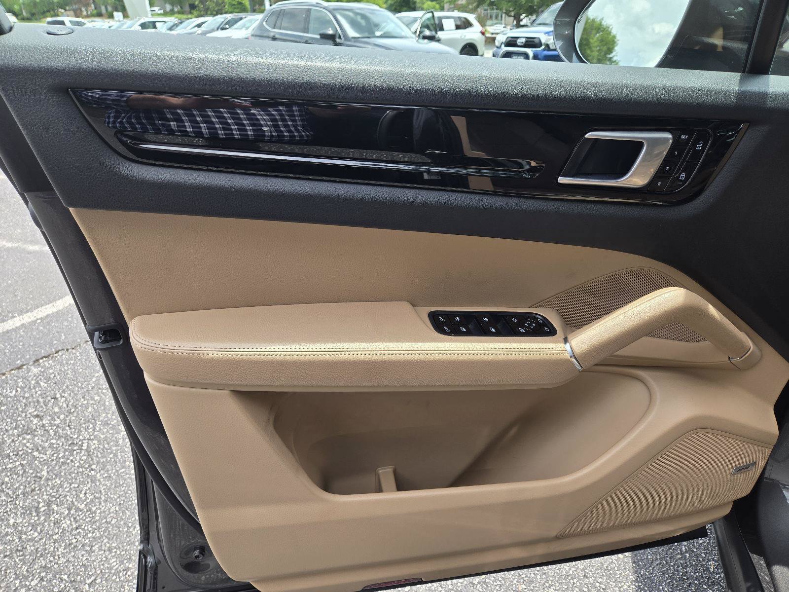 Used 2020 Porsche Cayenne AWD/4WD image 19