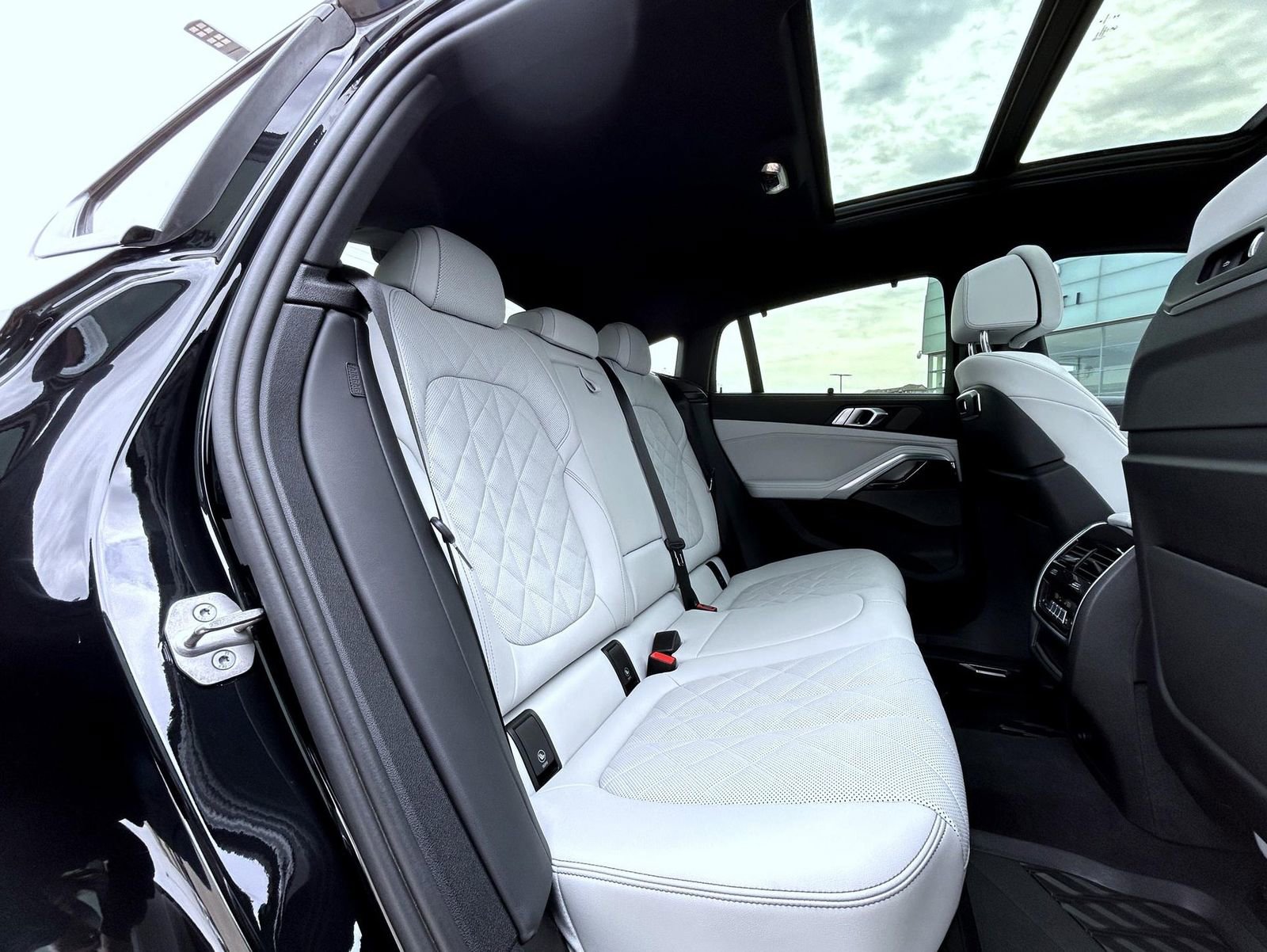 Used 2024 BMW X6 xDrive40i w/ Premium Package image 18