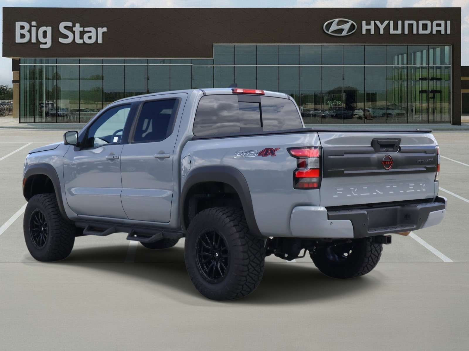 Used 2025 Nissan Frontier PRO-4X w/ Pro Convenience Package image 3