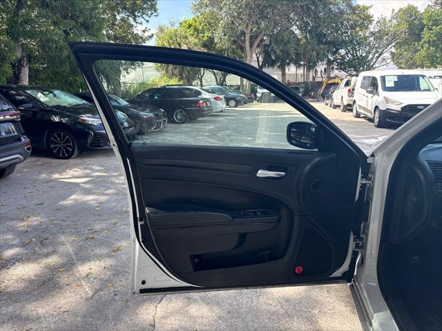 Used 2014 Chrysler 300 S RWD image 27