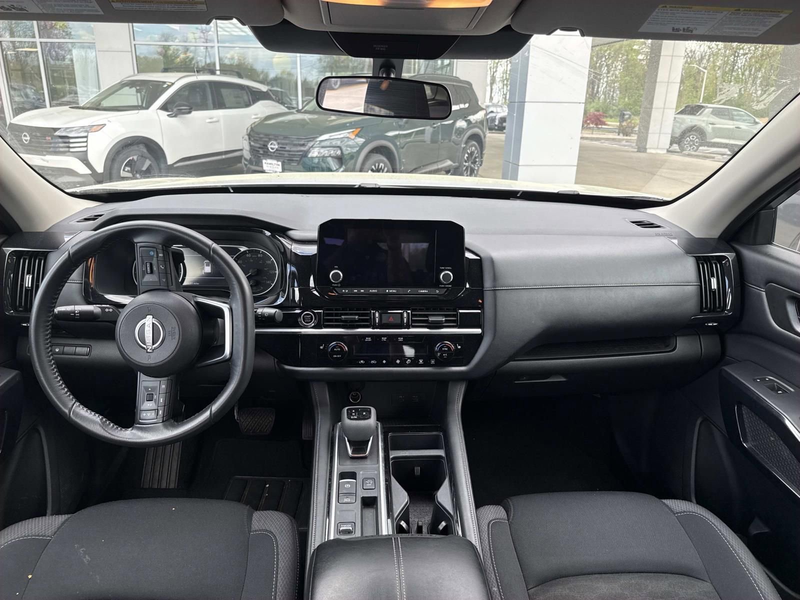 Used 2024 Nissan Pathfinder SV image 3