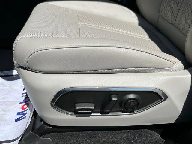 Certified 2024 Jeep Wagoneer L Series III w/ Premium Group I AWD/4WD image 18