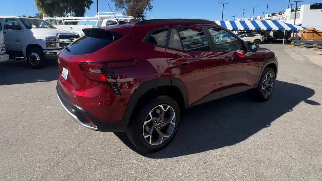 Used 2025 Chevrolet Trax LT w/ LT Convenience Package image 2