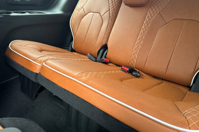 New 2026 Chrysler Pacifica Pinnacle image 13